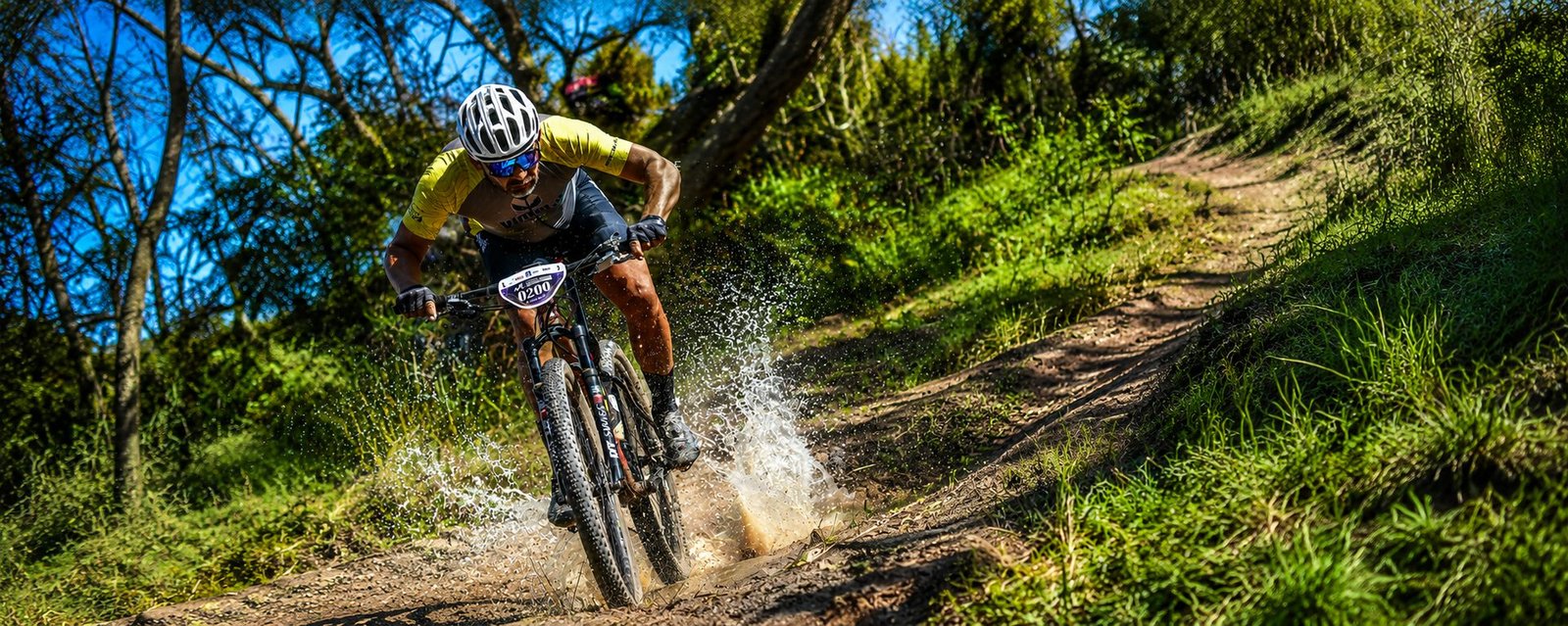 Atleta de MTB na trilha de Arraial d'Ajuda